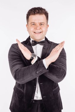 Siyah takım elbiseli adam.  