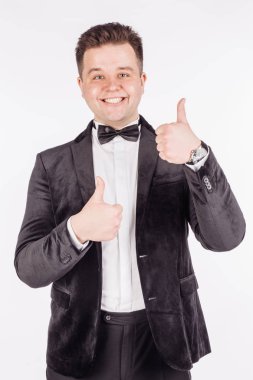 İş adamı kameraya bakıyor 