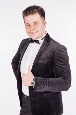 İş adamı kameraya bakıyor  