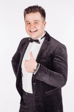 İş adamı kameraya bakıyor  