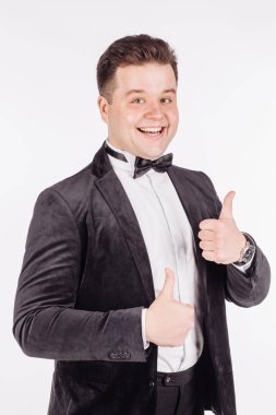 İş adamı kameraya bakıyor  