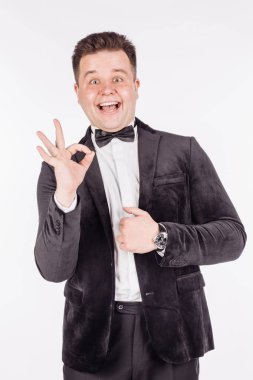 siyah elbiseli ok işaret gösteren işadamı. 