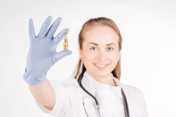 Médico con la mano en guante médico — Foto de Stock