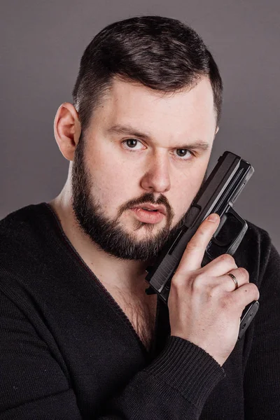 Hombre con pistola. peligroso y criminal —  Fotos de Stock