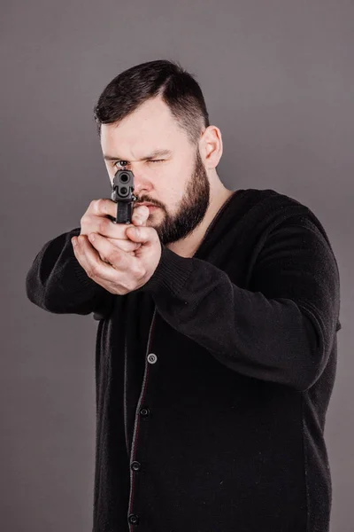 Hombre con pistola. peligroso y criminal — Foto de Stock