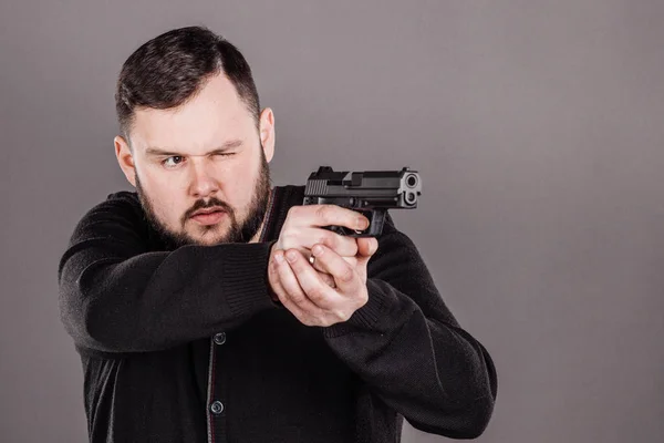 Muž s pistolí. nebezpečné a trestní — Stock fotografie