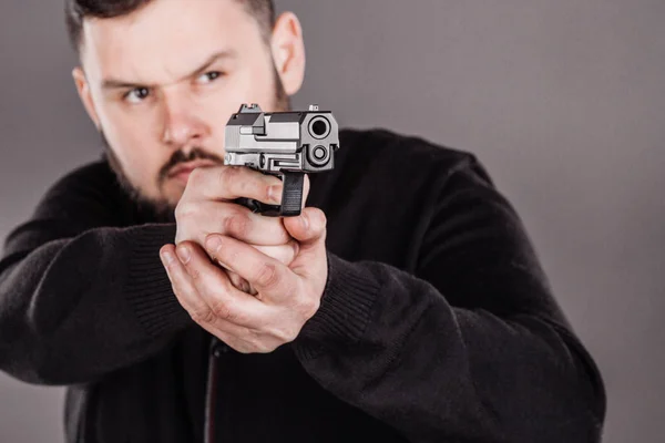 Un homme avec un pistolet. dangereux et criminel — Photo