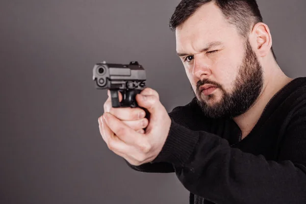 Hombre con pistola. peligroso y criminal — Foto de Stock