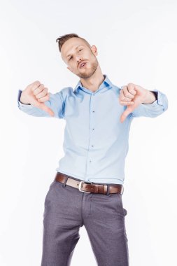 Kameraya bakarak ve onun başparmak aşağı gösterilen işadamı  