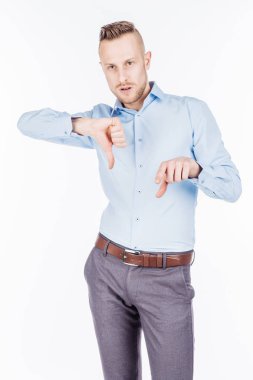 Kameraya bakarak ve onun başparmak aşağı gösterilen işadamı  