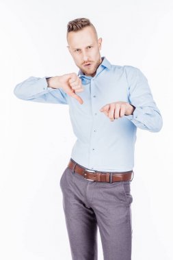 Kameraya bakarak ve onun başparmak aşağı gösterilen işadamı  