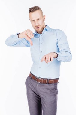 Kameraya bakarak ve onun başparmak aşağı gösterilen işadamı  