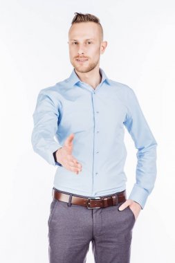 Sakallı işadamı için bir el sıkışma yardım eder.  