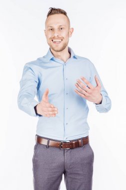 Sakallı işadamı için bir el sıkışma yardım eder.  