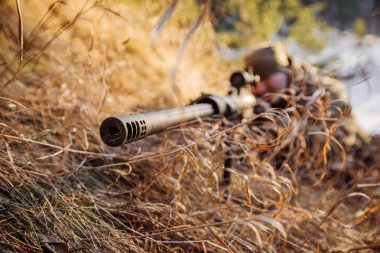 Kış Orman askeri operasyonda sırasında ordu nişancısı. Savaş, ordu, teknoloji ve insan kavramı.