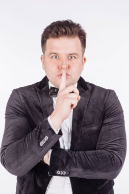 adamın parmağını dudaklarına yetiştirme shushing bir jest yapma. Em