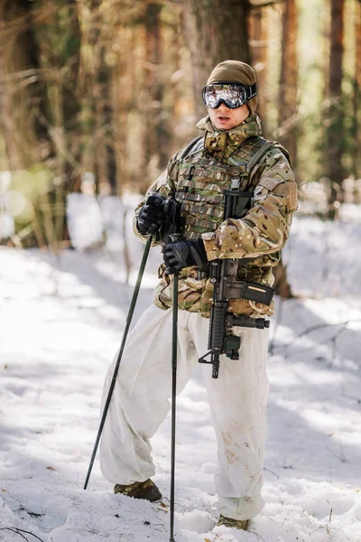 Ranger mit Gewehr im kalten Wald — Stockfoto