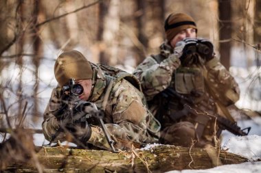 takım soğuk orman içinde özel kuvvetler silah. Kış Harp bir