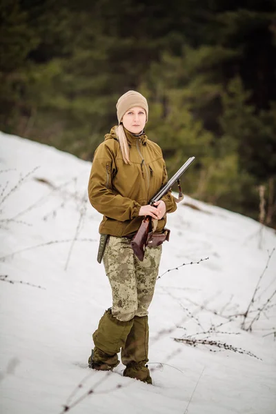 女猎人在伪装衣服准备去狩猎，枪 — 图库照片