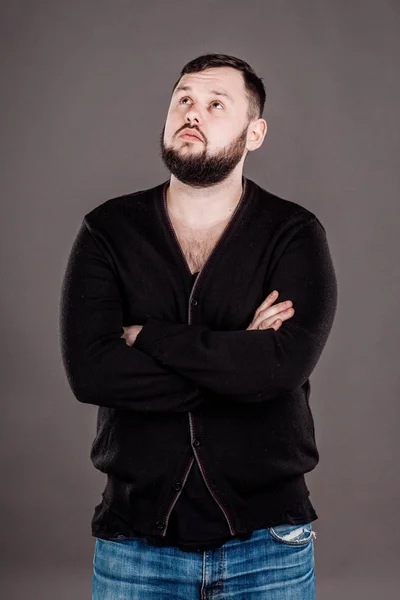 Joven hombre de negocios con emoción sospechosa . — Foto de Stock