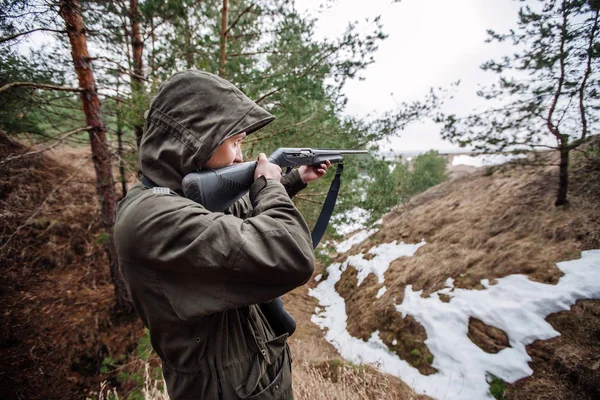 Männliche Jäger mit Fernglas bereit zur Jagd, mit Waffe und Walki — Stockfoto