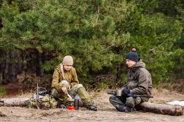 Két Vadászok Együtt Eszik Erdőben Bushcraft Vadászat Emberek Koncepció — Stock Fotó