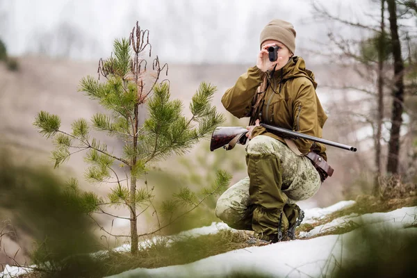 Mulher caçadora em roupas de camuflagem pronto para caçar, segurando arma um — Fotografia de Stock