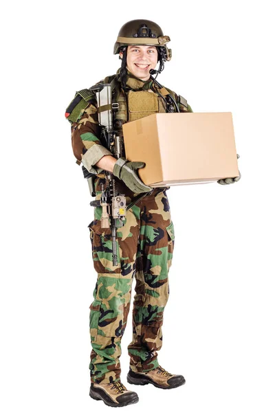 Soldier Holding Shipping Box — Stock Photo, Image