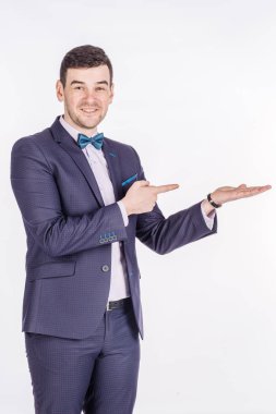 bir şey gösterilen metin veya ürün veya sunumu adam 