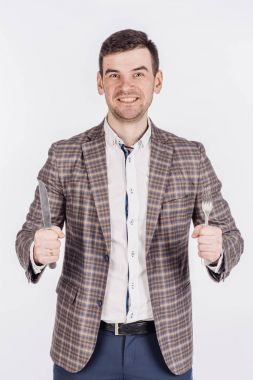 Aç adam çatal çatal ve bıçak tutarak