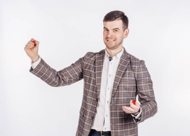 cam tahta üzerinde bir şey yazıyor adam 