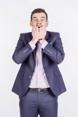 onun ısırma adam kafayı parmak çivi. 