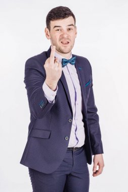  adam göstermek orta parmak.