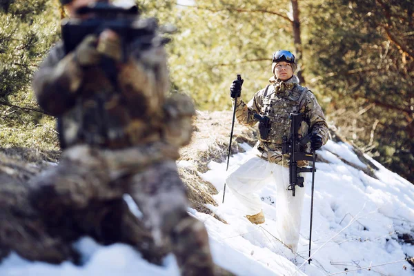 Team av specialstyrkor vapen i kall skog. Vintern krig en — Stockfoto