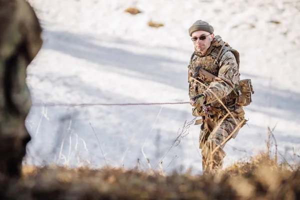 Instruktören Hjälper Annan Soldat Att Klättra Uppför Backen Två Militära — Stockfoto