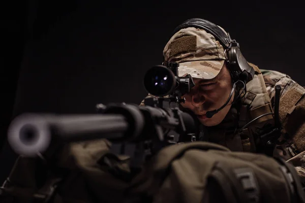 Geceleri Onun Keskin Nişancı Tüfeği Ile Özel Askeri Contracto Savaş — Stok fotoğraf
