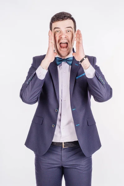 Hombre de negocios gritando con las manos abiertas . — Foto de Stock