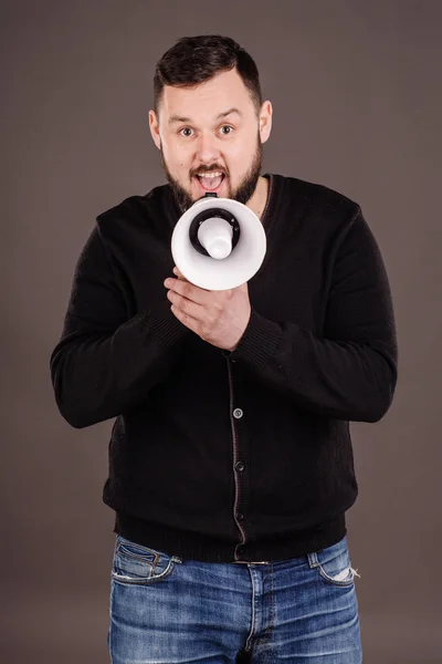 Hombre sosteniendo megáfono — Foto de Stock