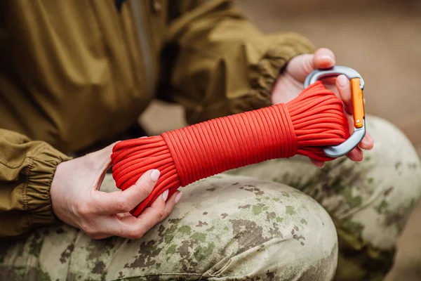 Close up of female hands tie a rope. — Stock Photo, Image