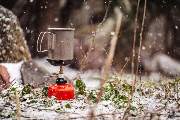 Tazza di titanio sul bruciatore a gas nella foresta — Foto Stock