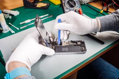 Modern smarphone tamir servisi işçi ellerini kapatın. 