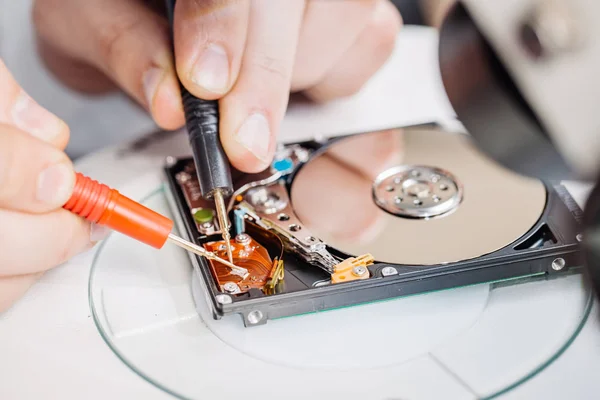 Man repairing hard drive in service center. Repairing and fixing — Stock Photo, Image