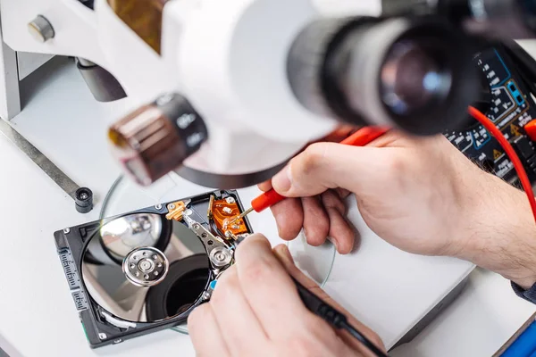 Homem reparar disco rígido no centro de serviço — Fotografia de Stock