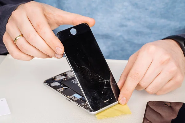 ปิดมือของพนักงานบริการซ่อมสมาร์โฟนสมัยใหม่ . — ภาพถ่ายสต็อก