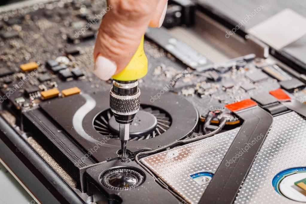 Frau Reparatur im Servicecenter — Stockfoto © kaninstudio 148227303