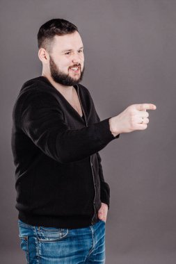 seyir ve parmak hareketi işaret eden işadamı