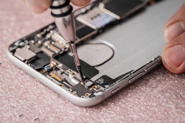 Modern smarphone tamir servisi işçi ellerini kapatın. 