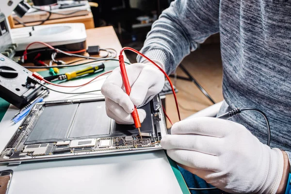 Nahaufnahme eines Servicemitarbeiters, der moderne Tablet-Computer repariert — Stockfoto