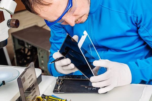 Feche Mãos Funcionário Serviço Que Repara Computador Pastilha Moderno Conceito — Fotografia de Stock