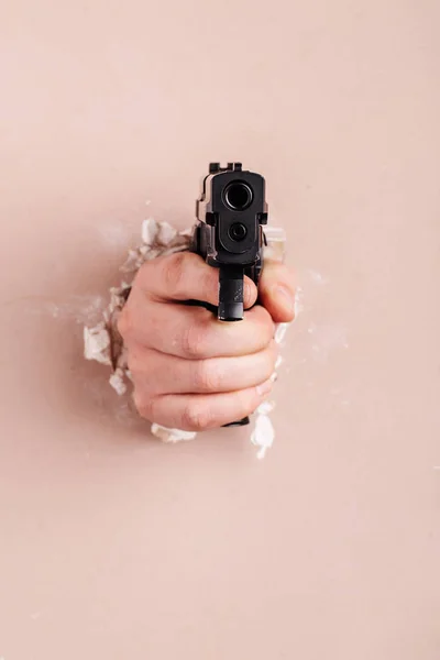 Mano de hombre con pistola — Foto de Stock